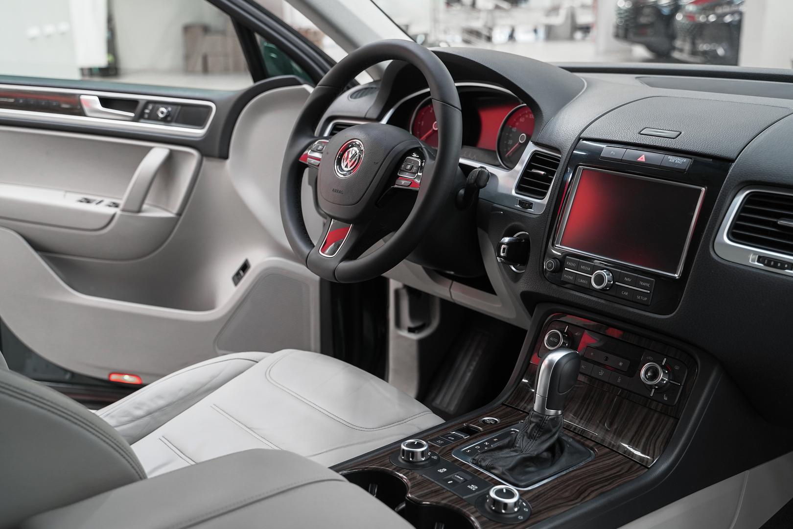 Volkswagen Touareg 2011, зеленый, ДЦ Орехово