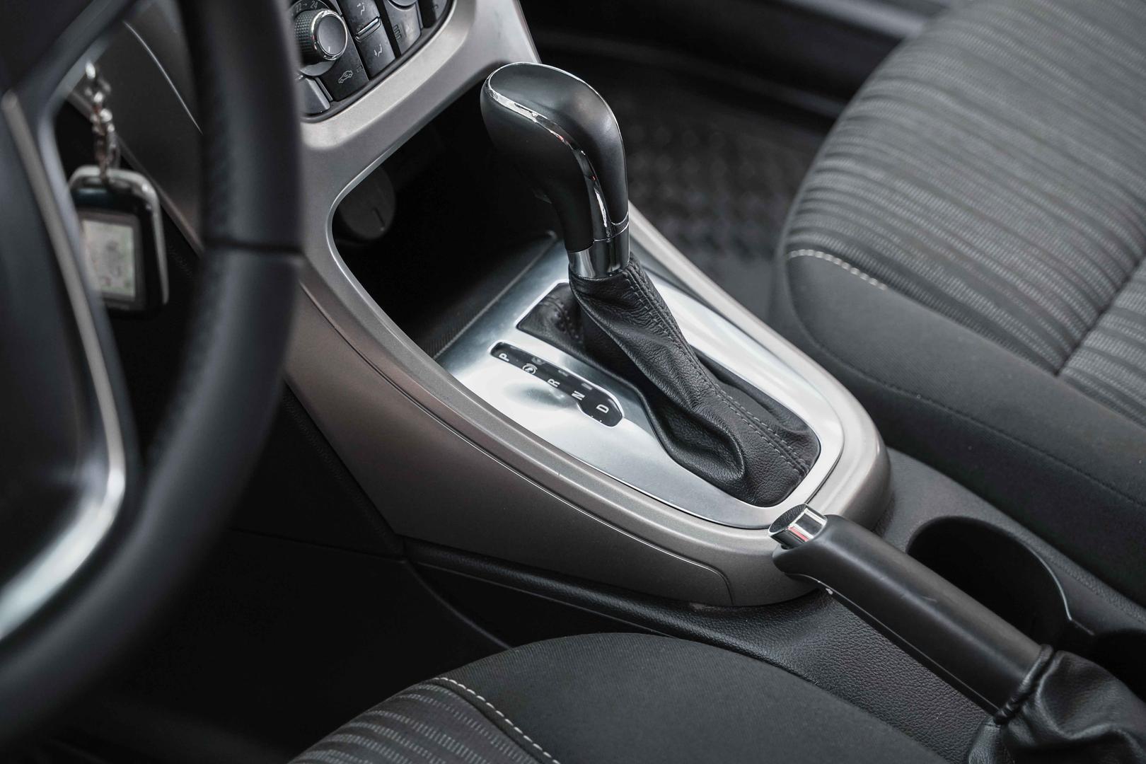 Opel Astra 2012, красный, ДЦ Орехово