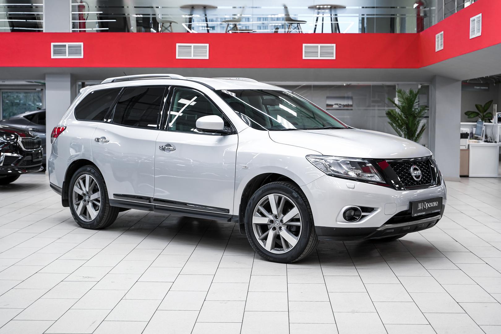 Nissan Pathfinder 2014, серебряный, ДЦ Орехово