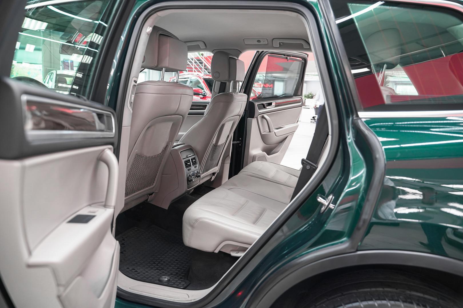 Volkswagen Touareg 2011, зеленый, ДЦ Орехово