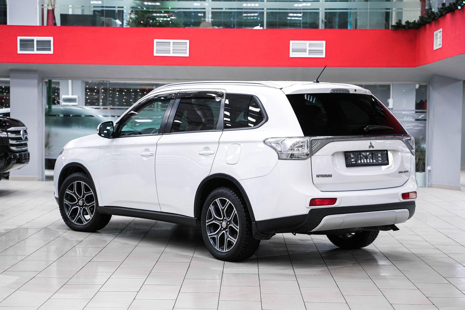 Mitsubishi Outlander 2014, белый, ДЦ Орехово