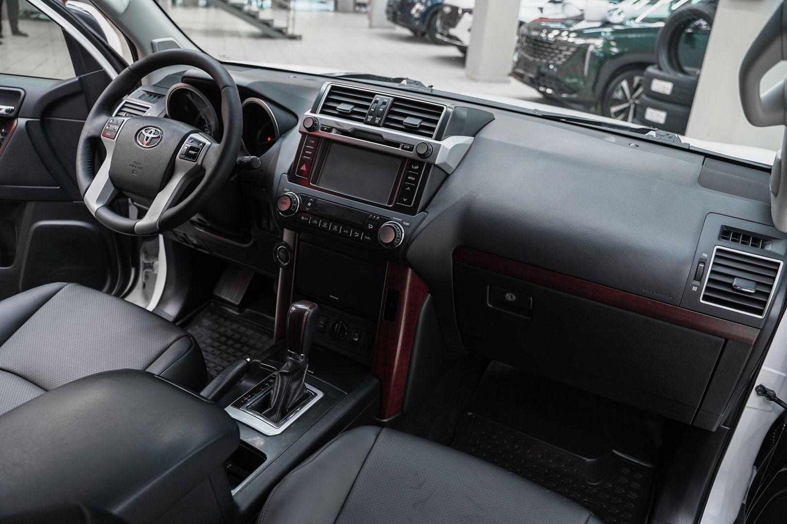 Toyota Land Cruiser Prado 2014, белый, ДЦ Орехово