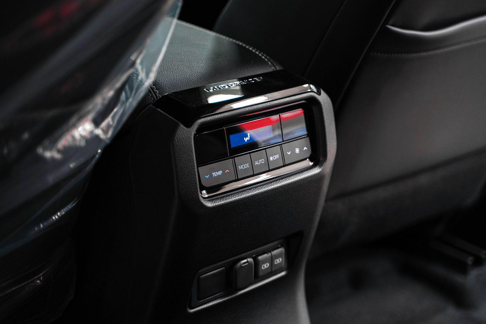 Toyota Land Cruiser Prado 2024, белый, ДЦ Орехово