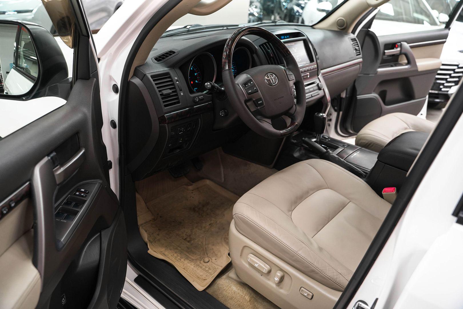 Toyota Land Cruiser 2011, белый, ДЦ Орехово