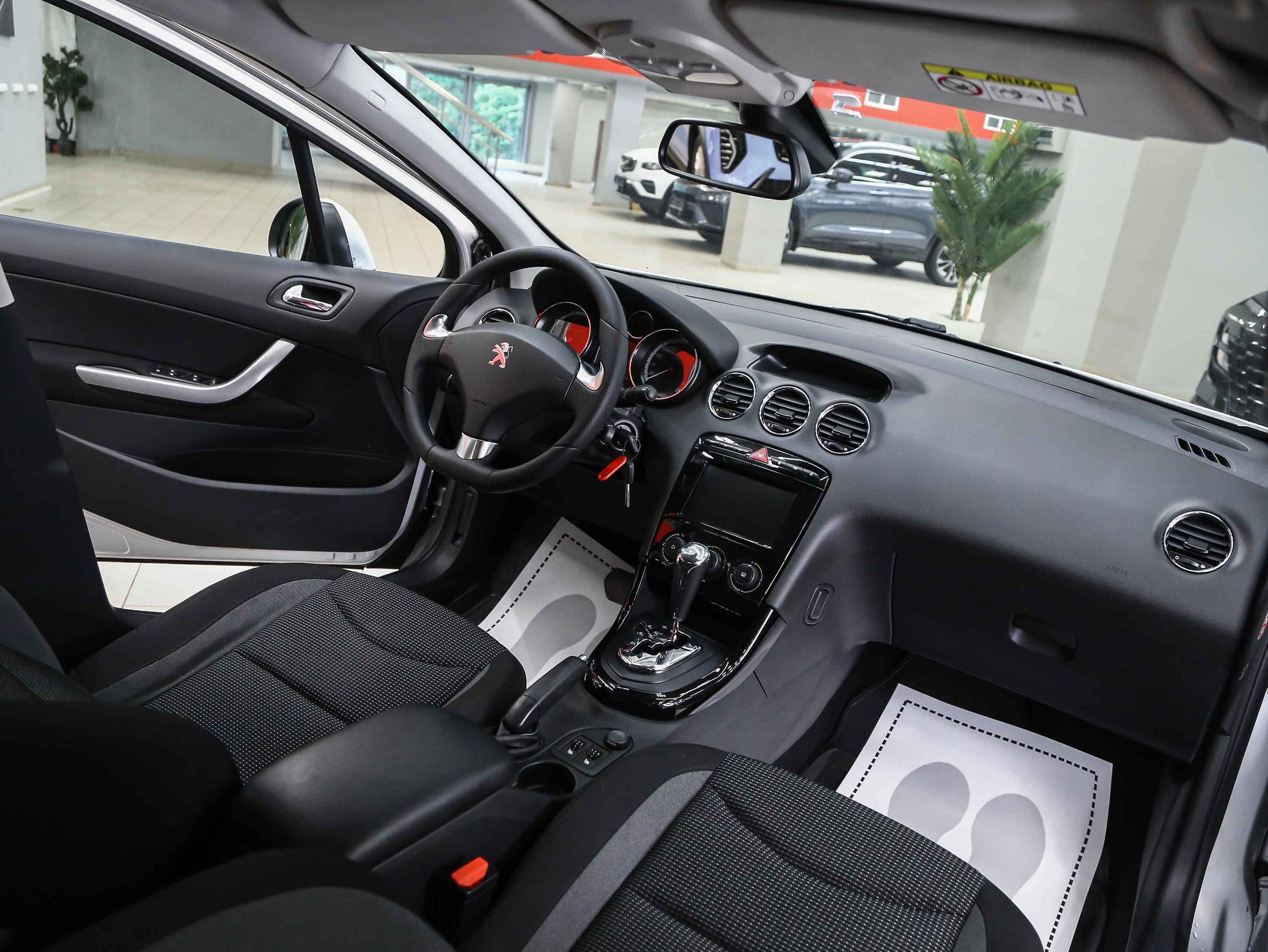 Peugeot 408 2017, серебряный, ДЦ Орехово
