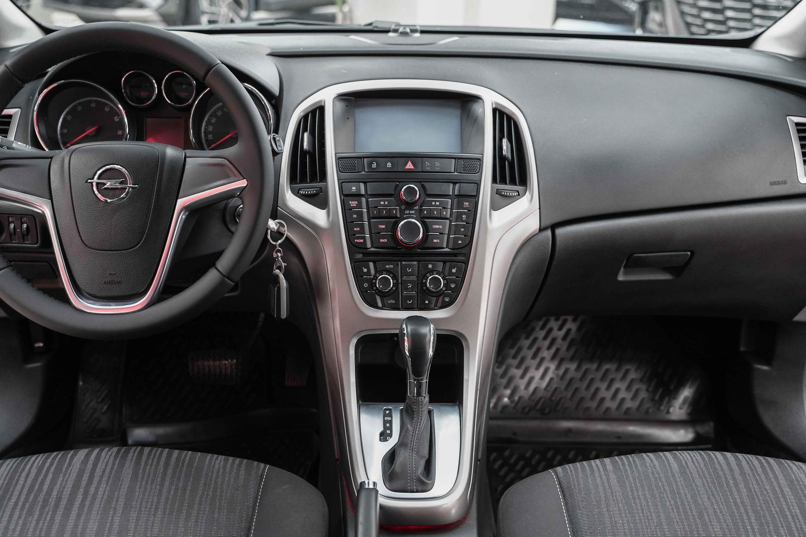 Opel Astra 2012, красный, ДЦ Орехово