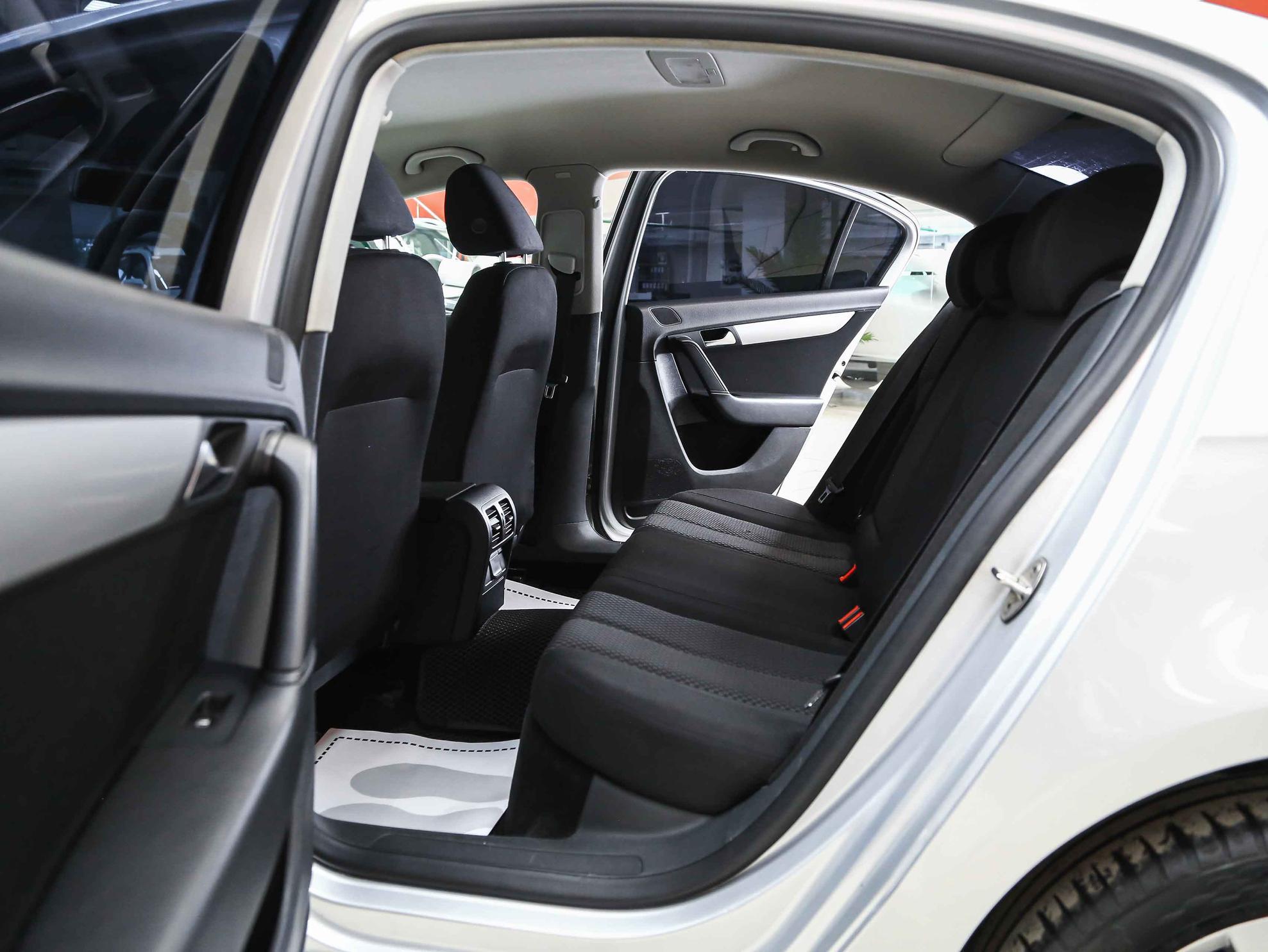 Volkswagen Passat 2011, серебряный, ДЦ Орехово