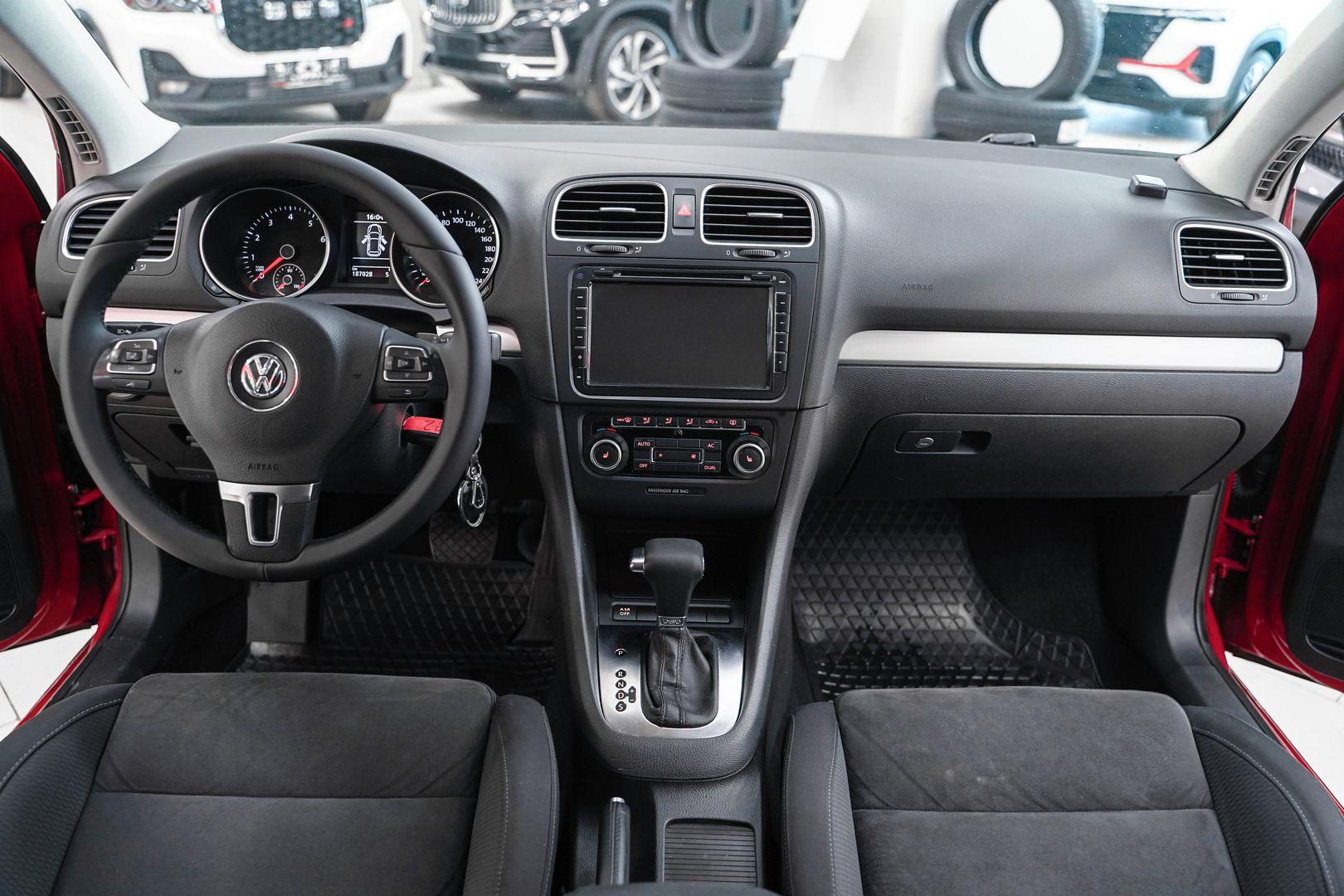 Volkswagen Golf 2010, красный, ДЦ Орехово