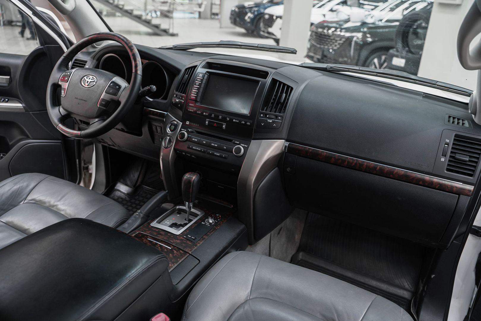 Toyota Land Cruiser 2010, белый, ДЦ Орехово