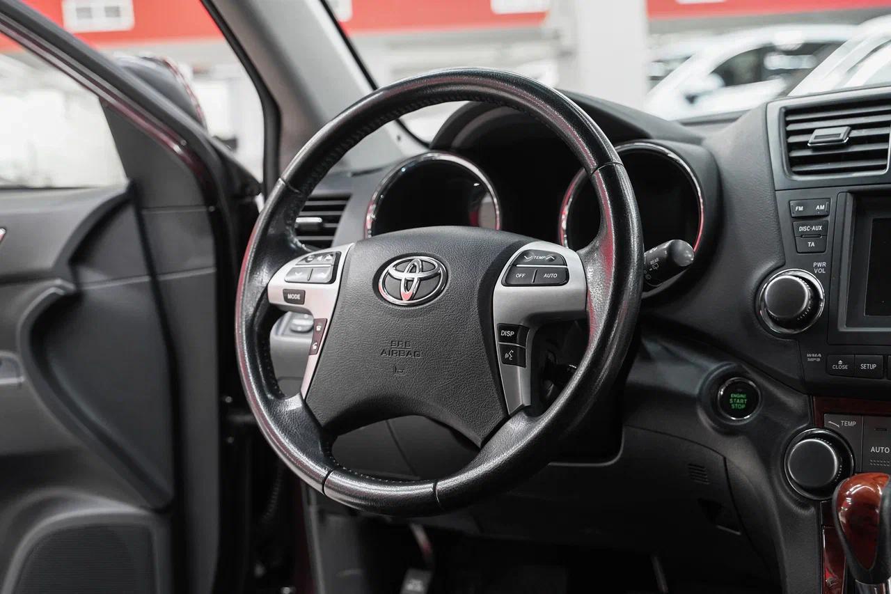 Toyota Highlander 2013, пурпурный, ДЦ Орехово