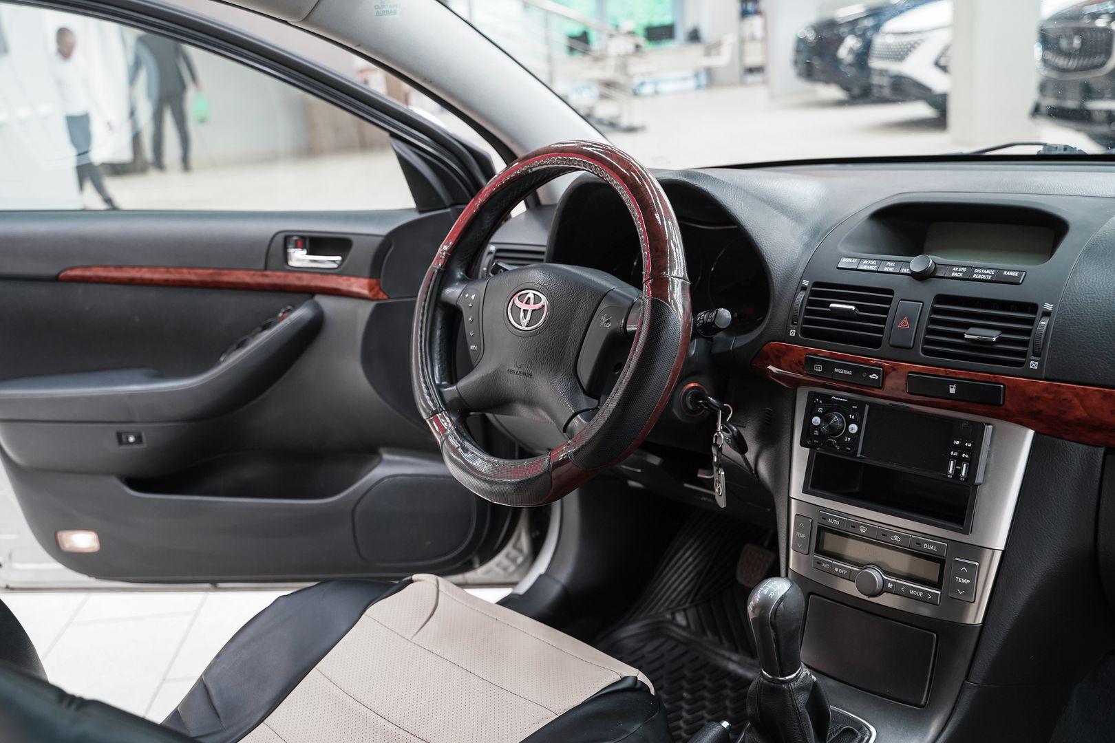 Toyota Avensis 2004, серебряный, ДЦ Орехово
