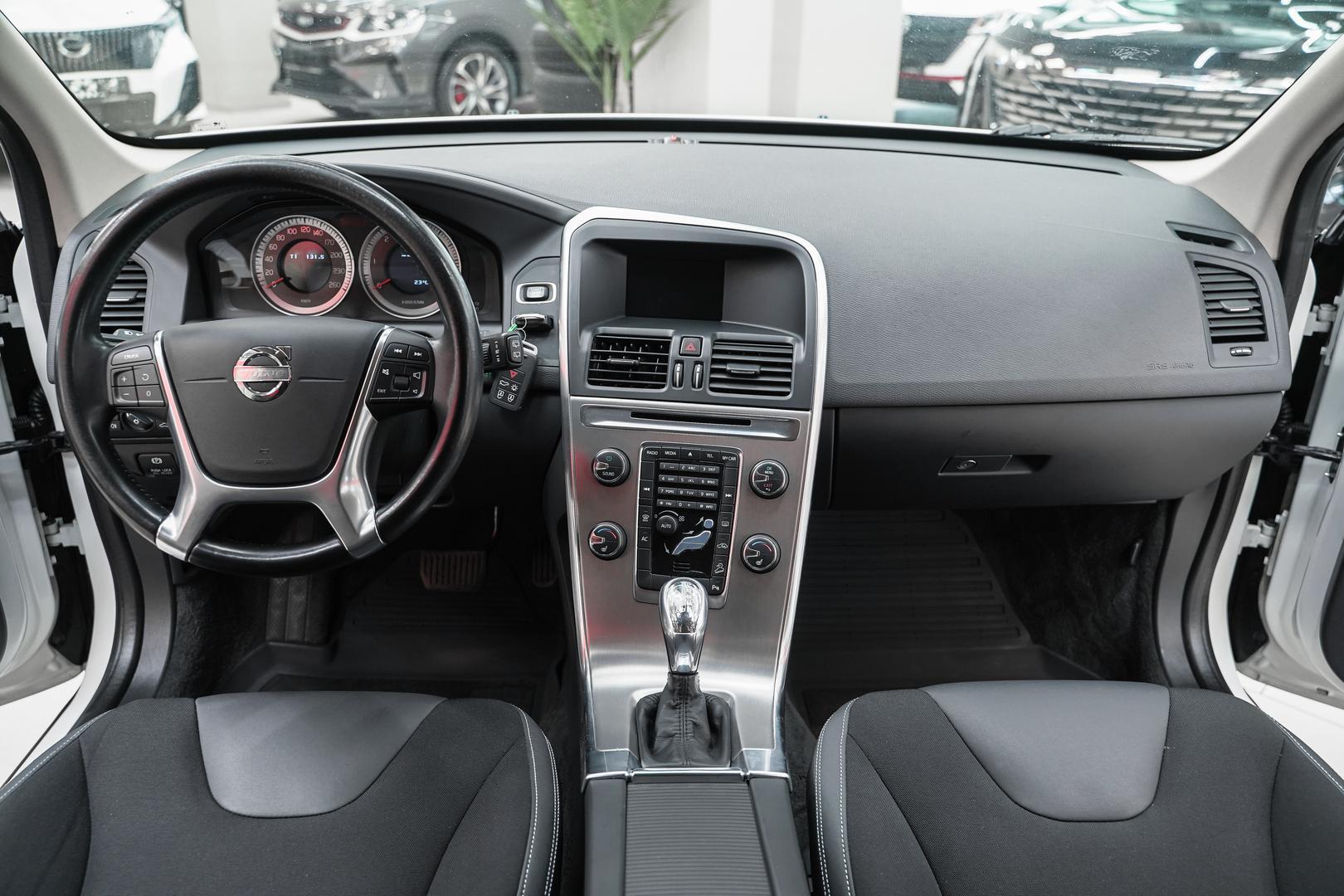 Volvo XC60 2012, белый, ДЦ Орехово