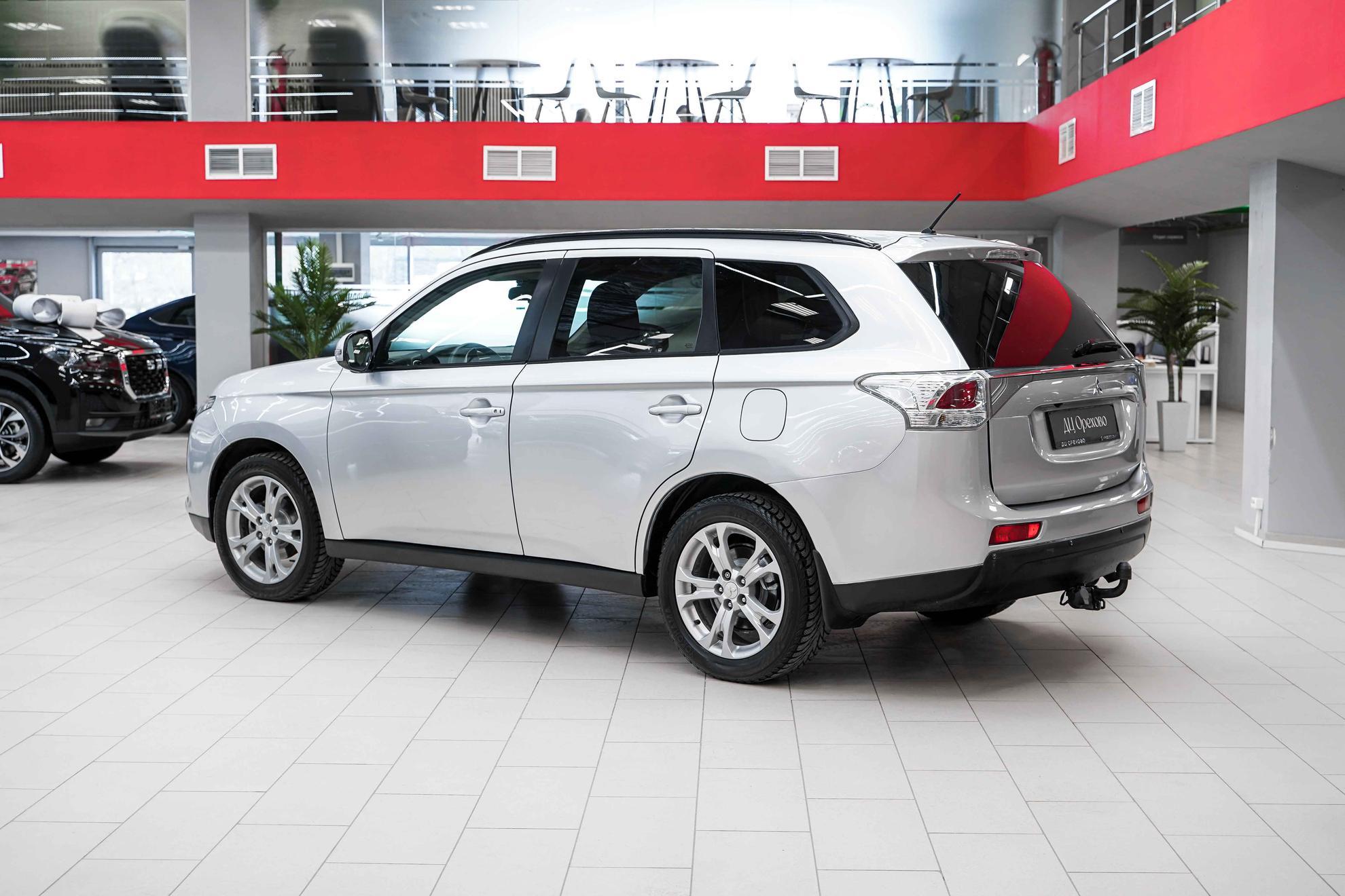 Mitsubishi Outlander 2013, серебряный, ДЦ Орехово