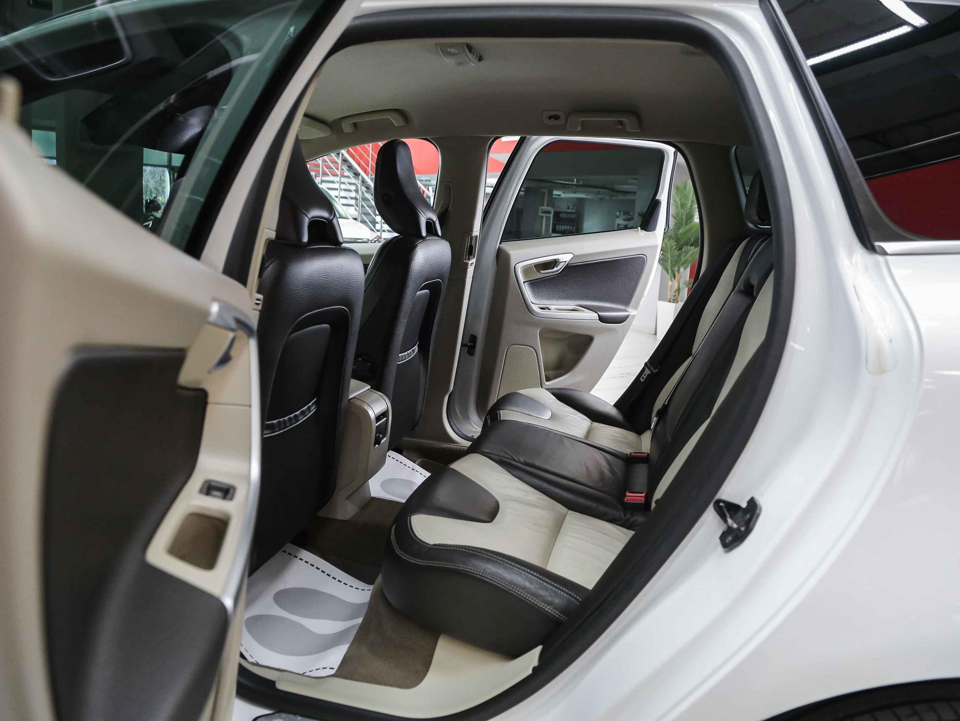 Volvo XC60 2011, белый, ДЦ Орехово