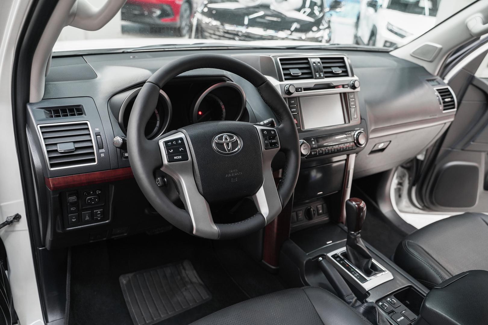 Toyota Land Cruiser Prado 2014, белый, ДЦ Орехово