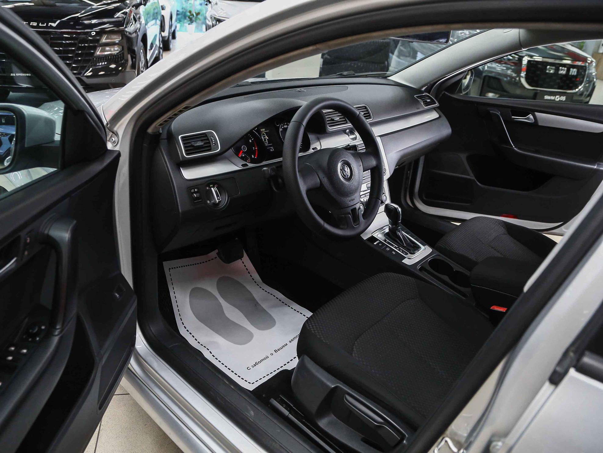 Volkswagen Passat 2011, серебряный, ДЦ Орехово