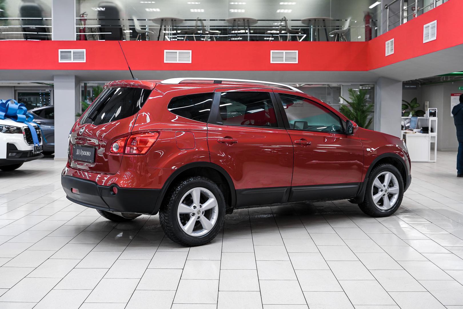 Nissan Qashqai+2 2008, красный, ДЦ Орехово