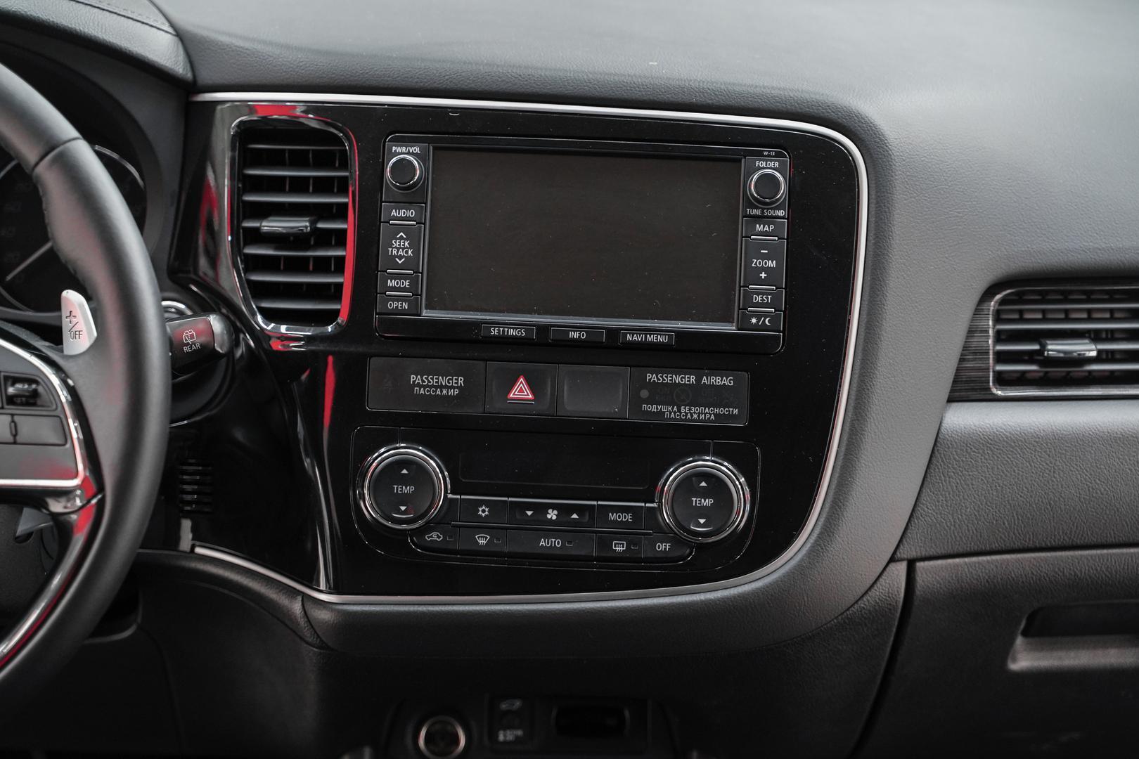 Mitsubishi Outlander 2015, серебряный, ДЦ Орехово