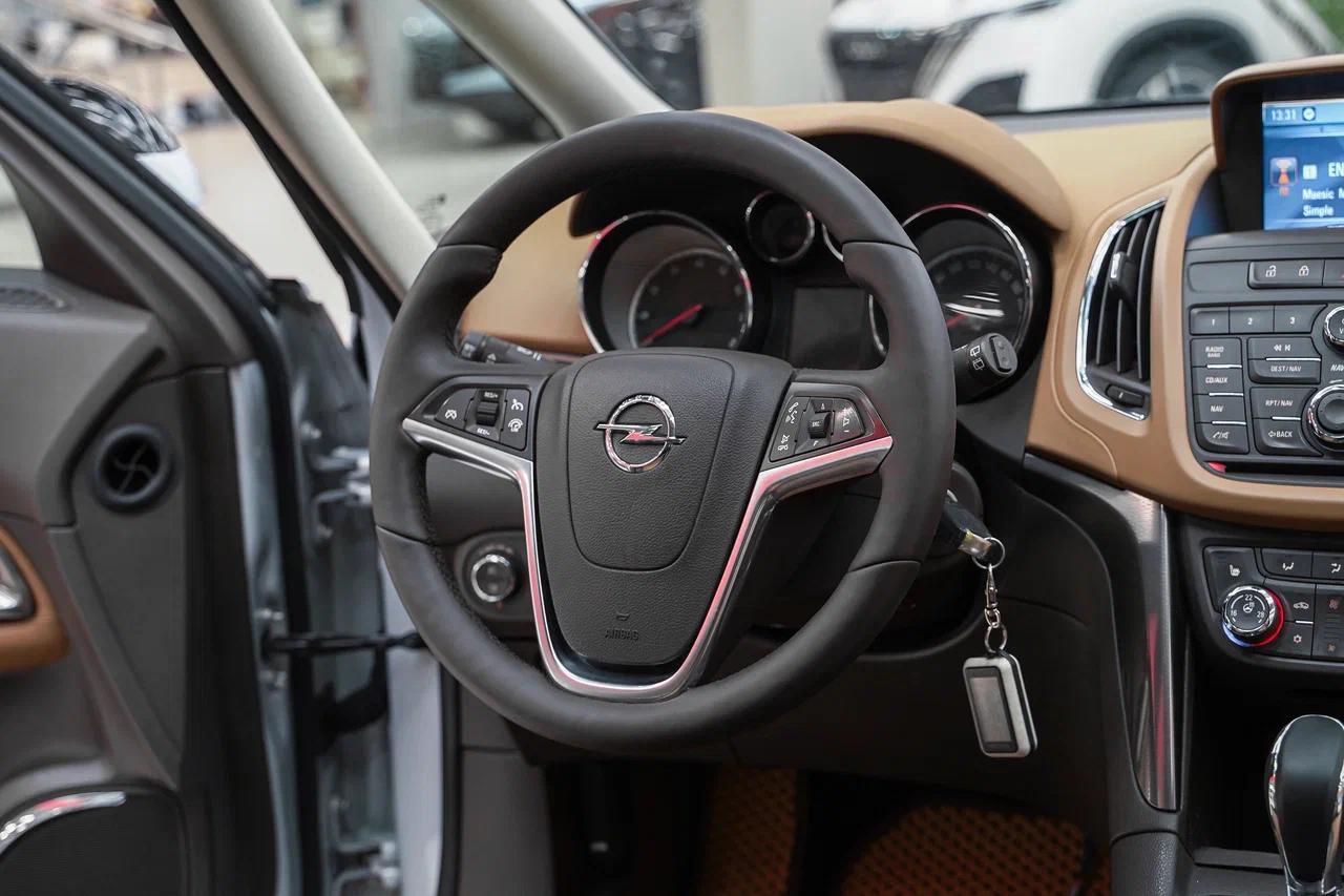 Opel Zafira 2013, белый, ДЦ Орехово