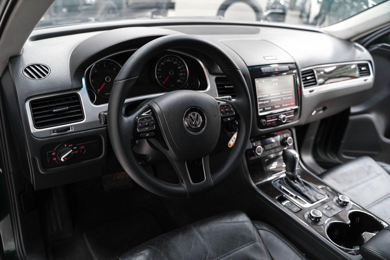 Volkswagen Touareg 2011, зеленый, ДЦ Орехово