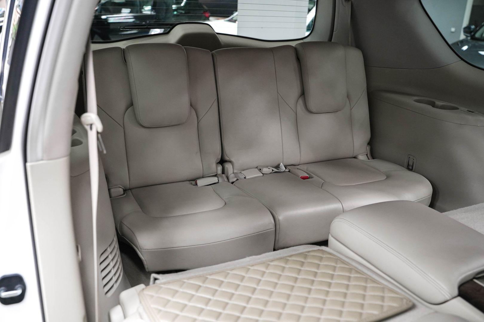 Infiniti QX56 2010, белый, ДЦ Орехово