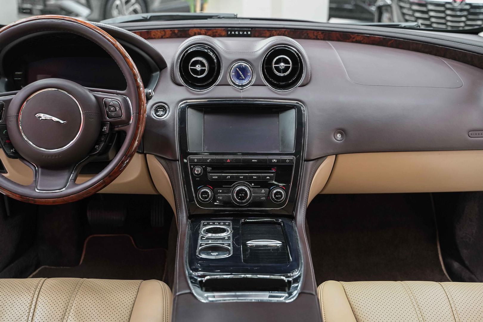 Jaguar XJ 2011, коричневый, ДЦ Орехово