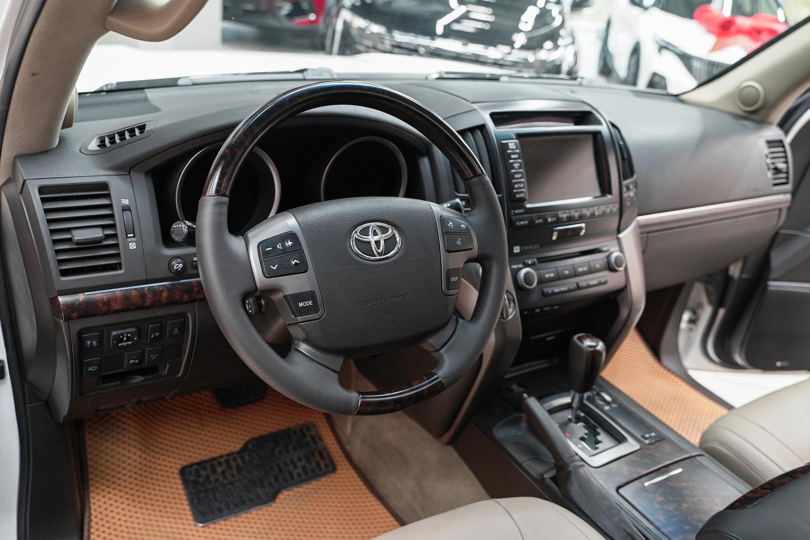 Toyota Land Cruiser 2011, белый, ДЦ Орехово
