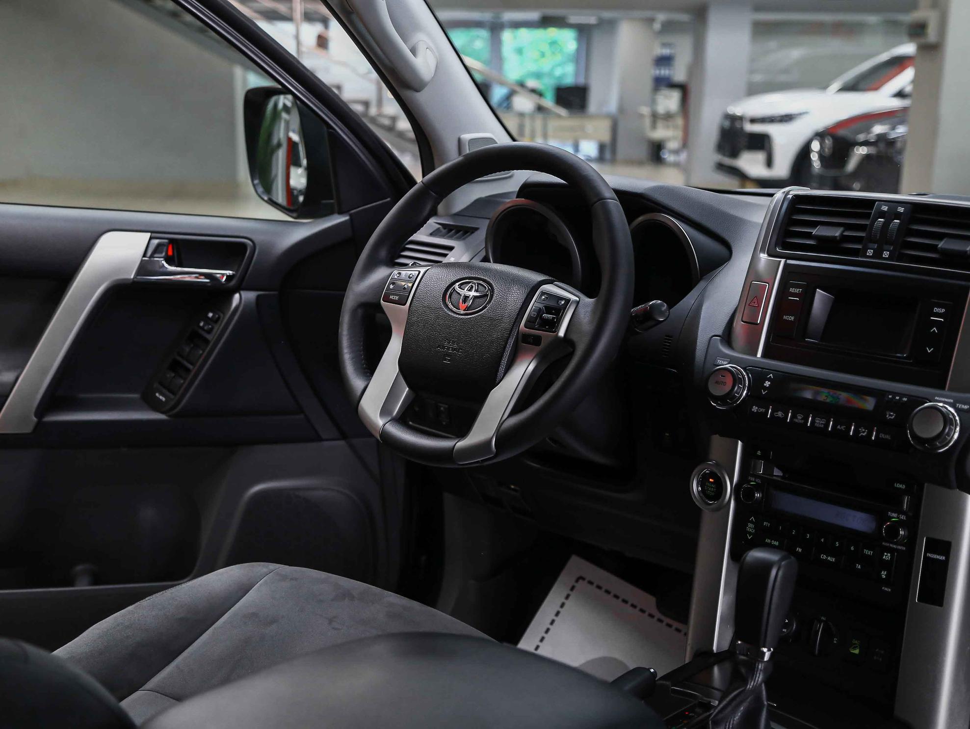 Toyota Land Cruiser Prado 2011, серый, ДЦ Орехово