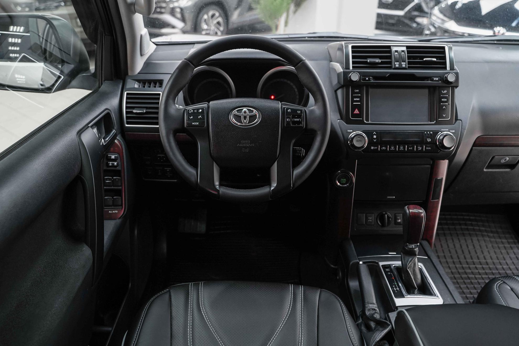 Toyota Land Cruiser Prado 2015, серебряный, ДЦ Орехово