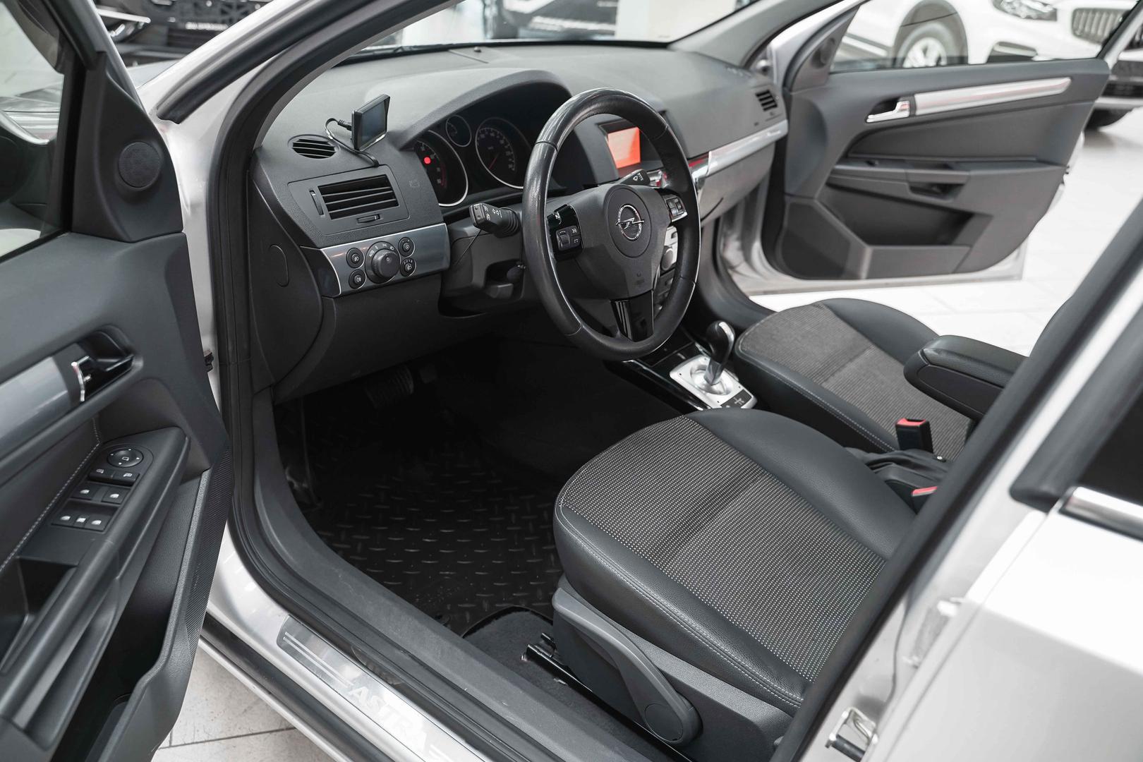 Opel Astra 2011, серебряный, ДЦ Орехово
