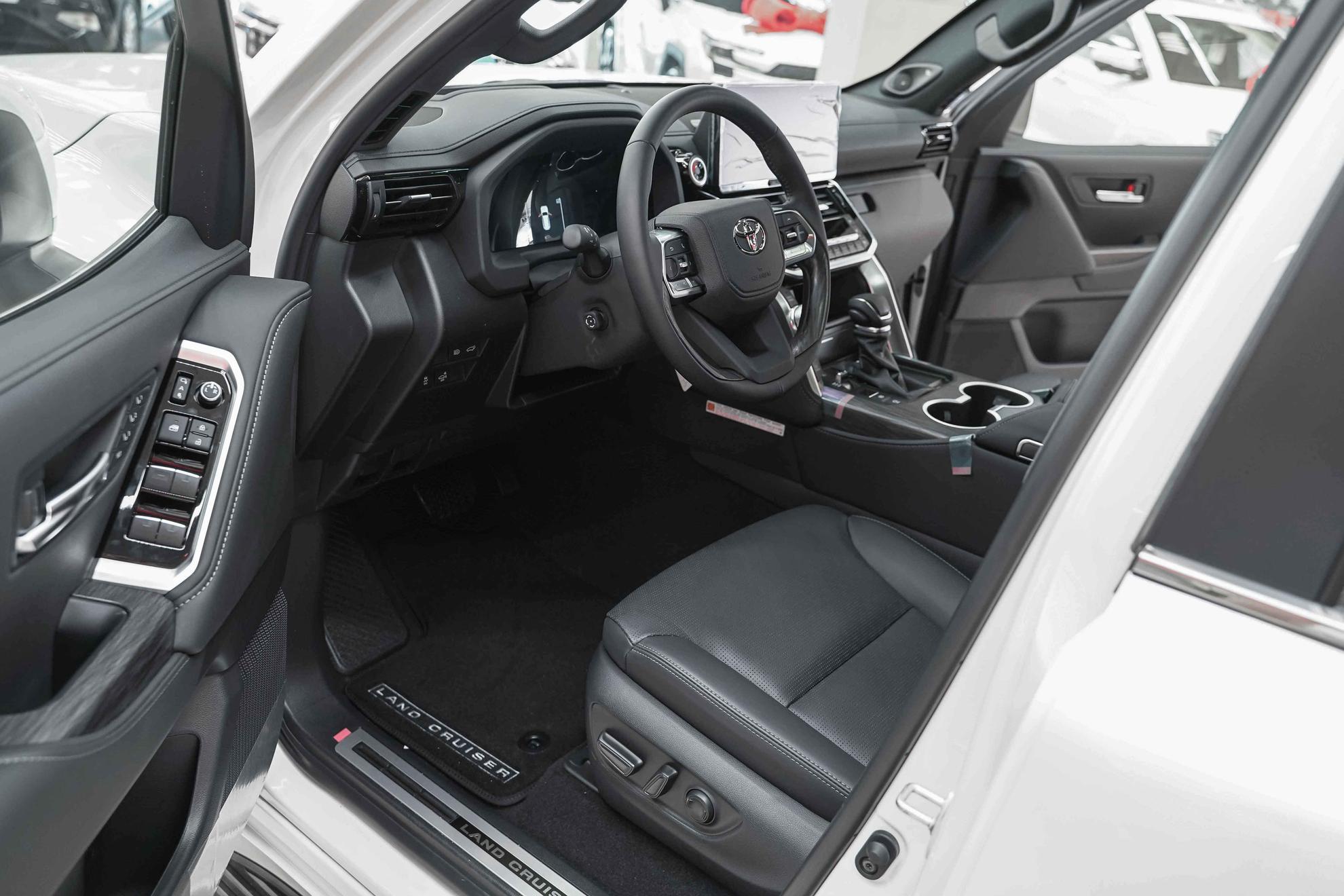 Toyota Land Cruiser 2026, белый, ДЦ Орехово