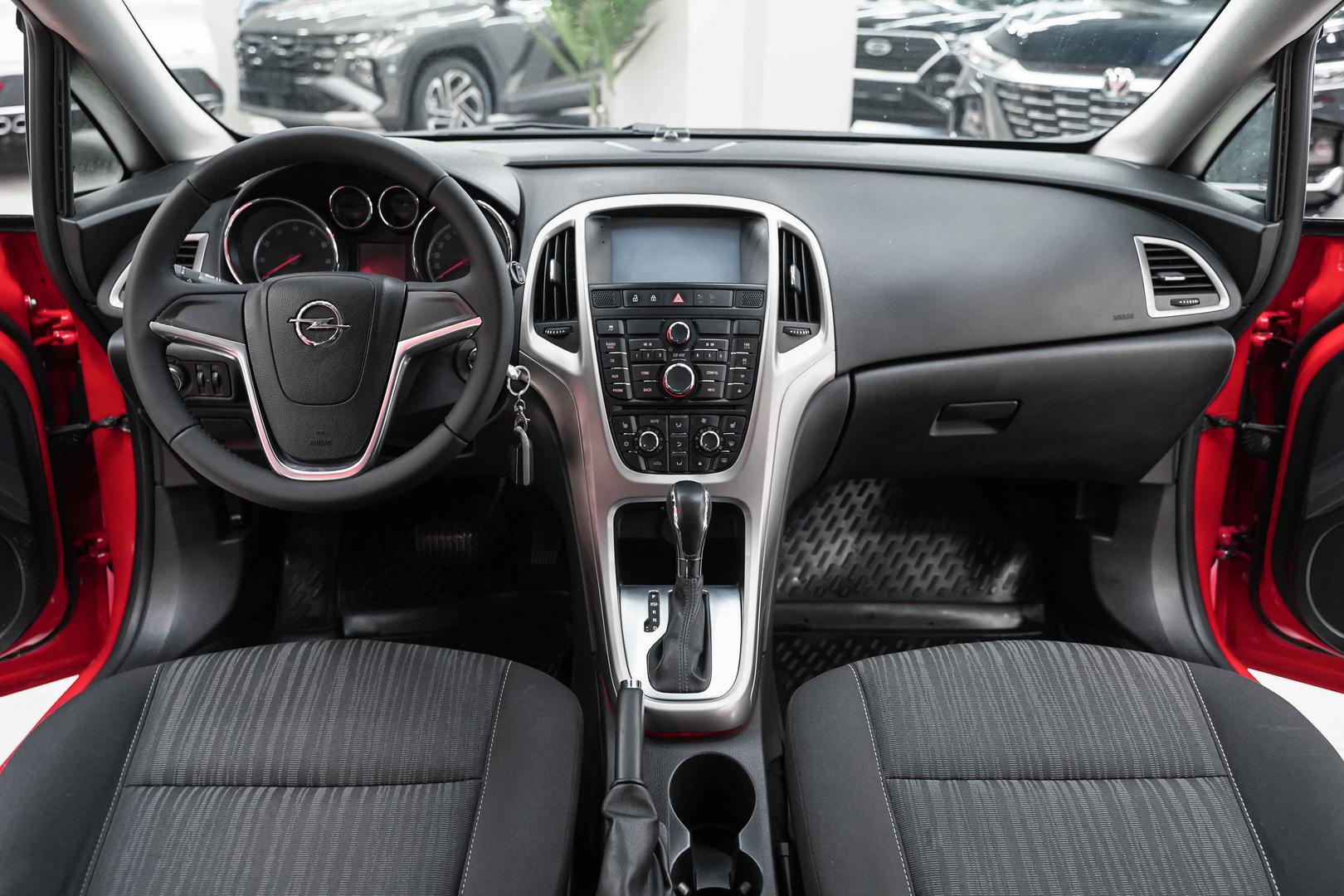Opel Astra 2012, красный, ДЦ Орехово