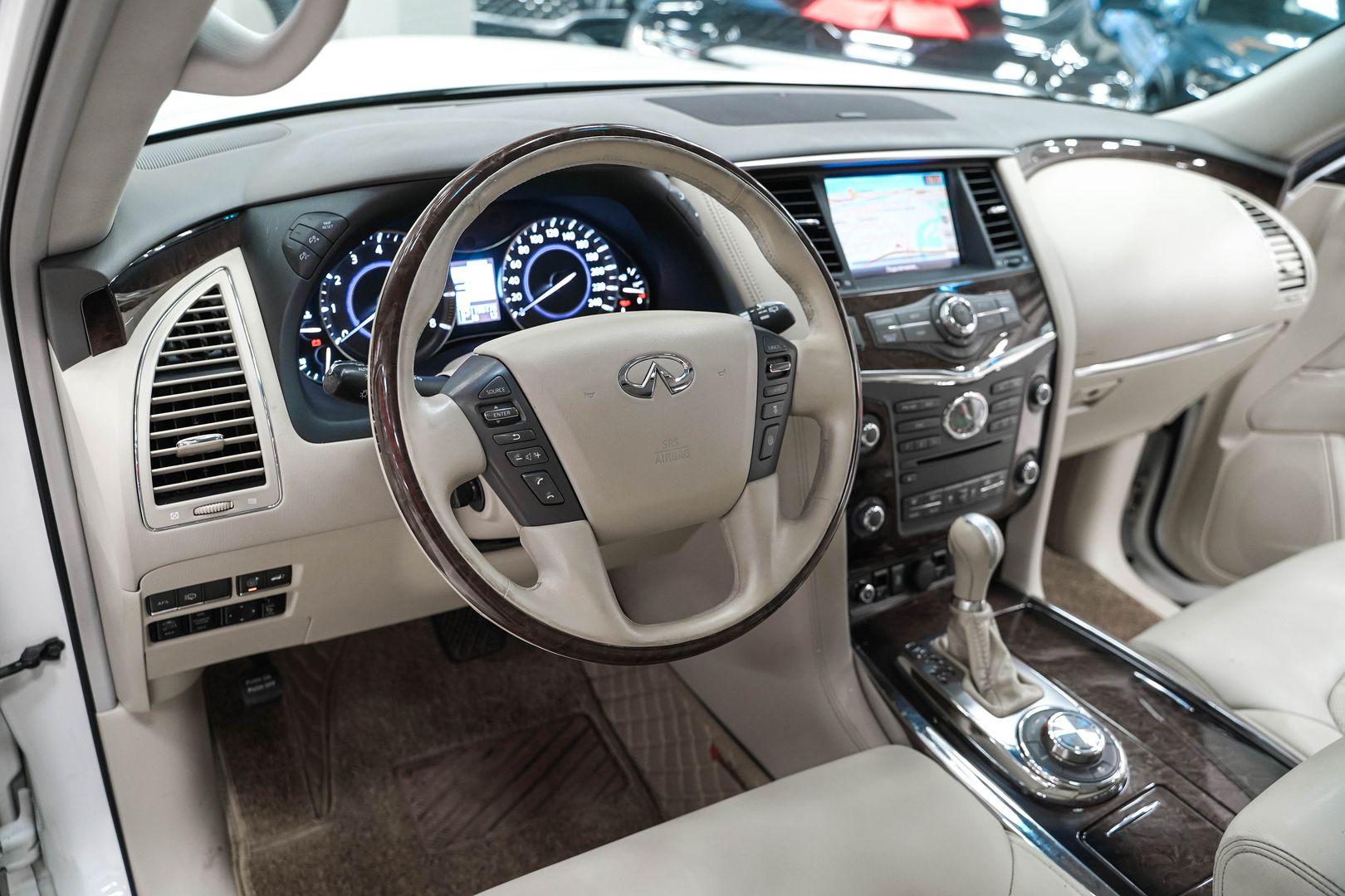 Infiniti QX56 2010, белый, ДЦ Орехово
