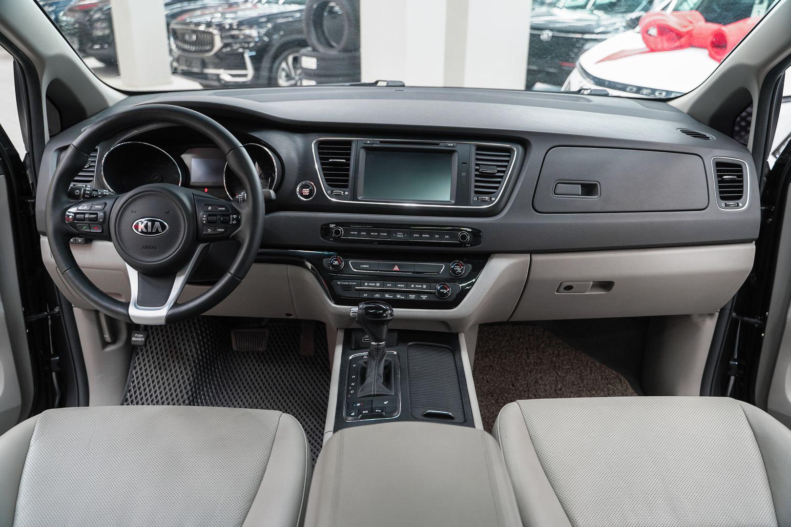 Kia Carnival 2016, серый, ДЦ Орехово