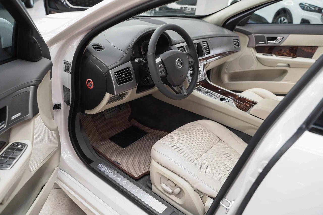 Jaguar XF 2008, белый, ДЦ Орехово