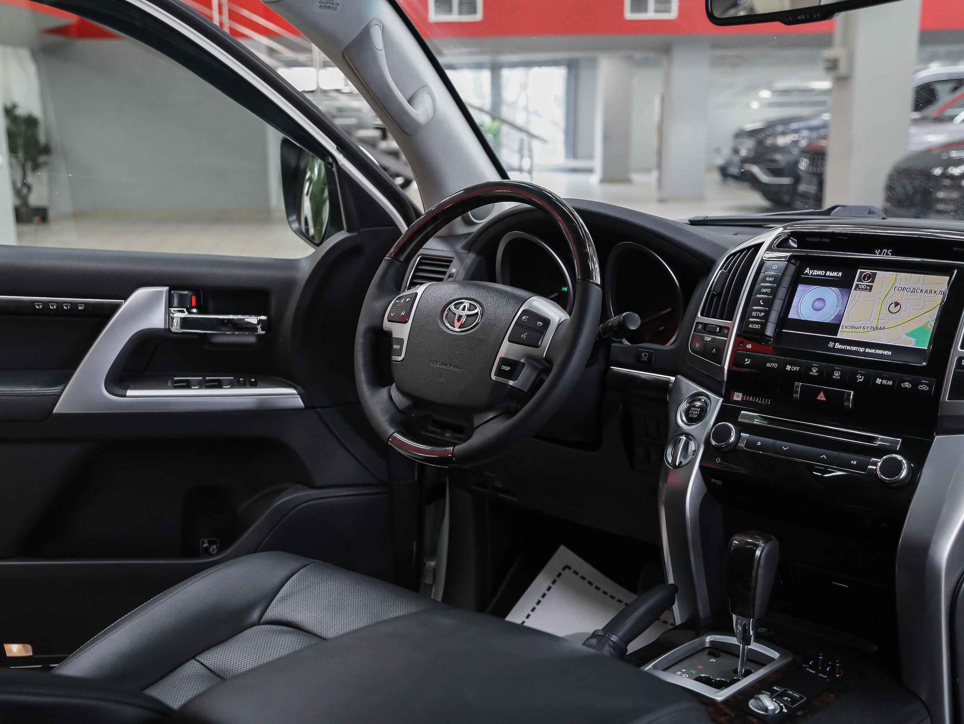 Toyota Land Cruiser 2013, белый, ДЦ Орехово