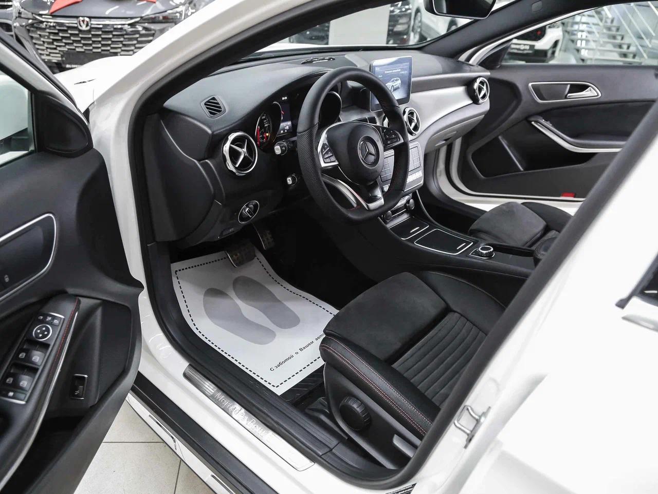Mercedes-Benz GLA 2018, белый, ДЦ Орехово