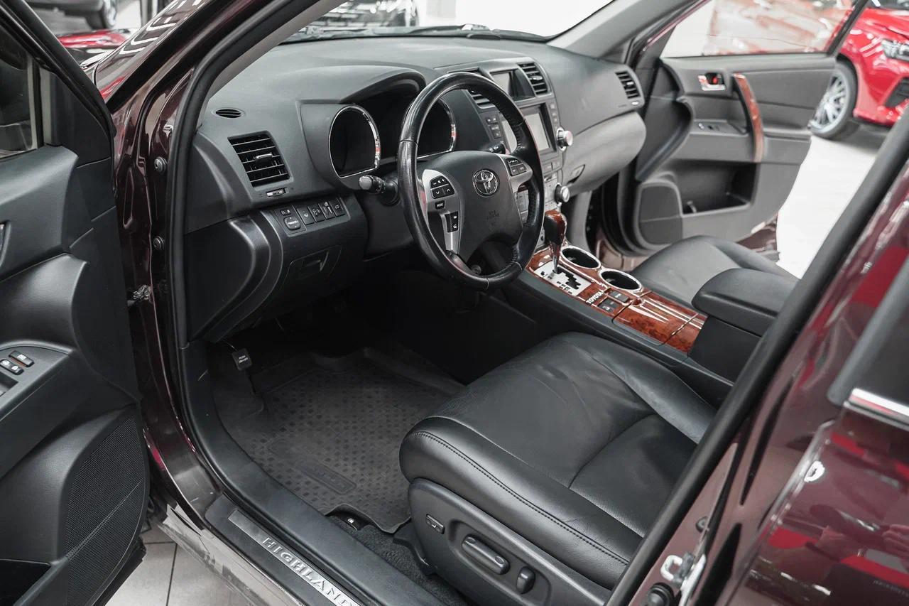 Toyota Highlander 2013, пурпурный, ДЦ Орехово