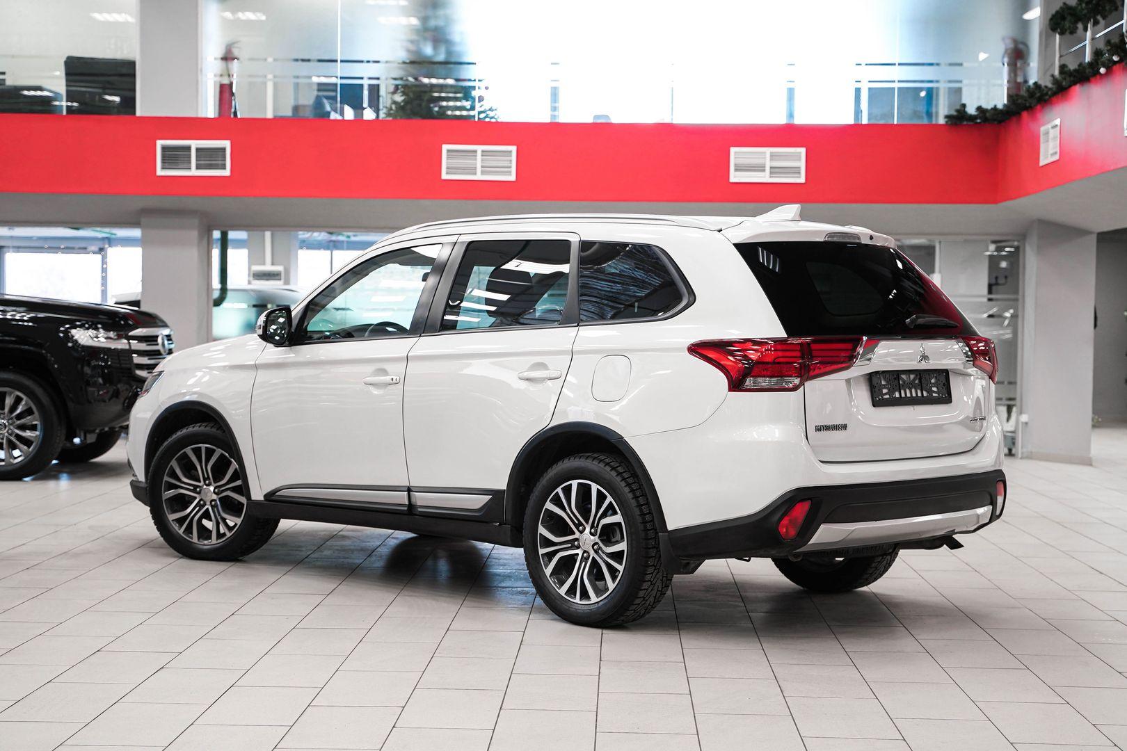 Mitsubishi Outlander 2018, белый, ДЦ Орехово