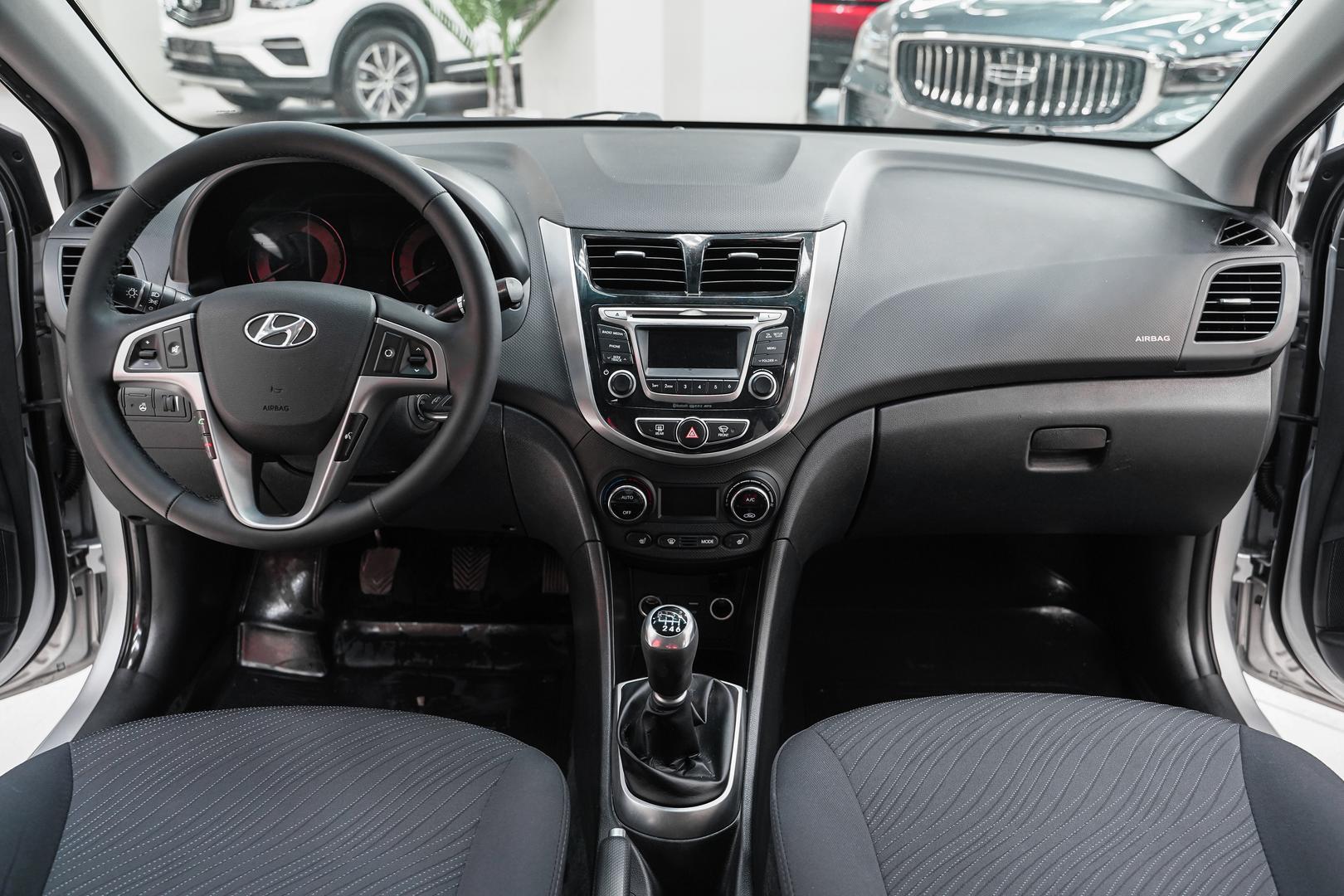 Hyundai Solaris 2015, серебряный, ДЦ Орехово