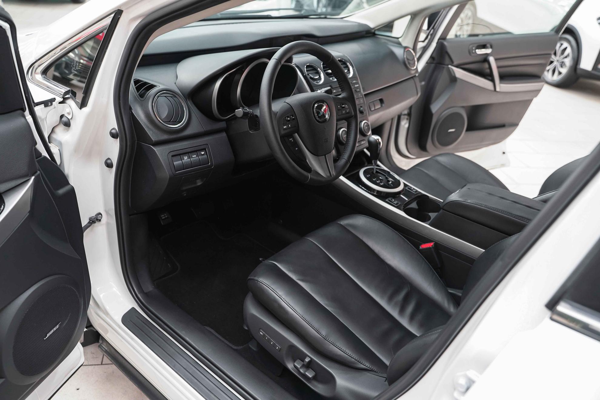 Mazda CX-7 2011, белый, ДЦ Орехово