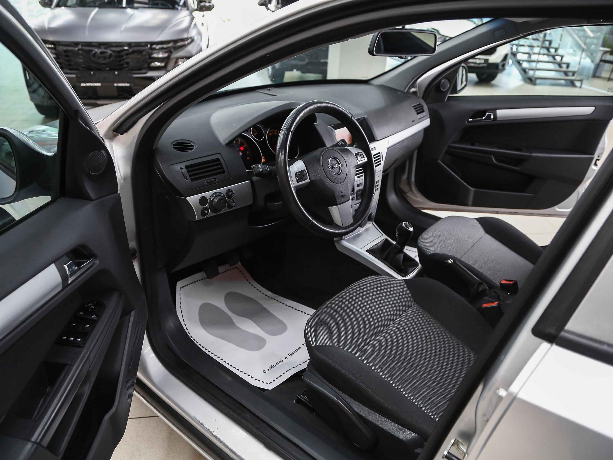 Opel Astra 2012, серый, ДЦ Орехово