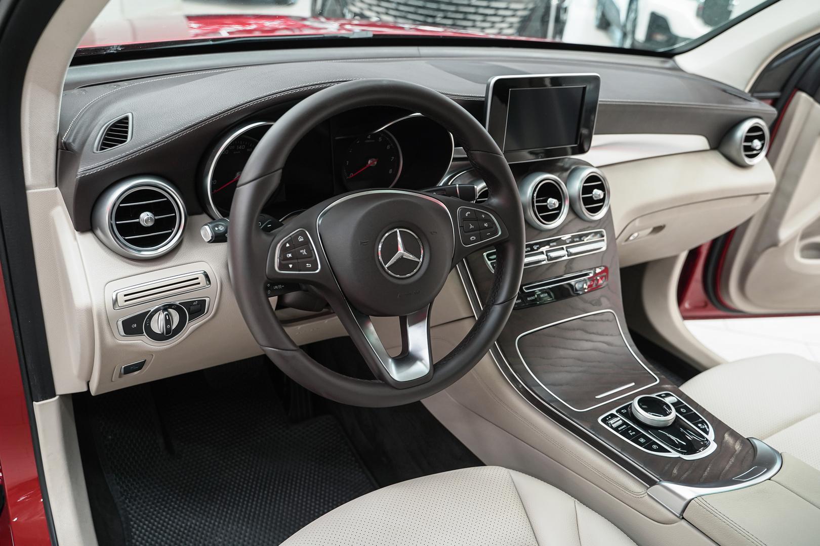Mercedes-Benz GLC 2017, красный, ДЦ Орехово