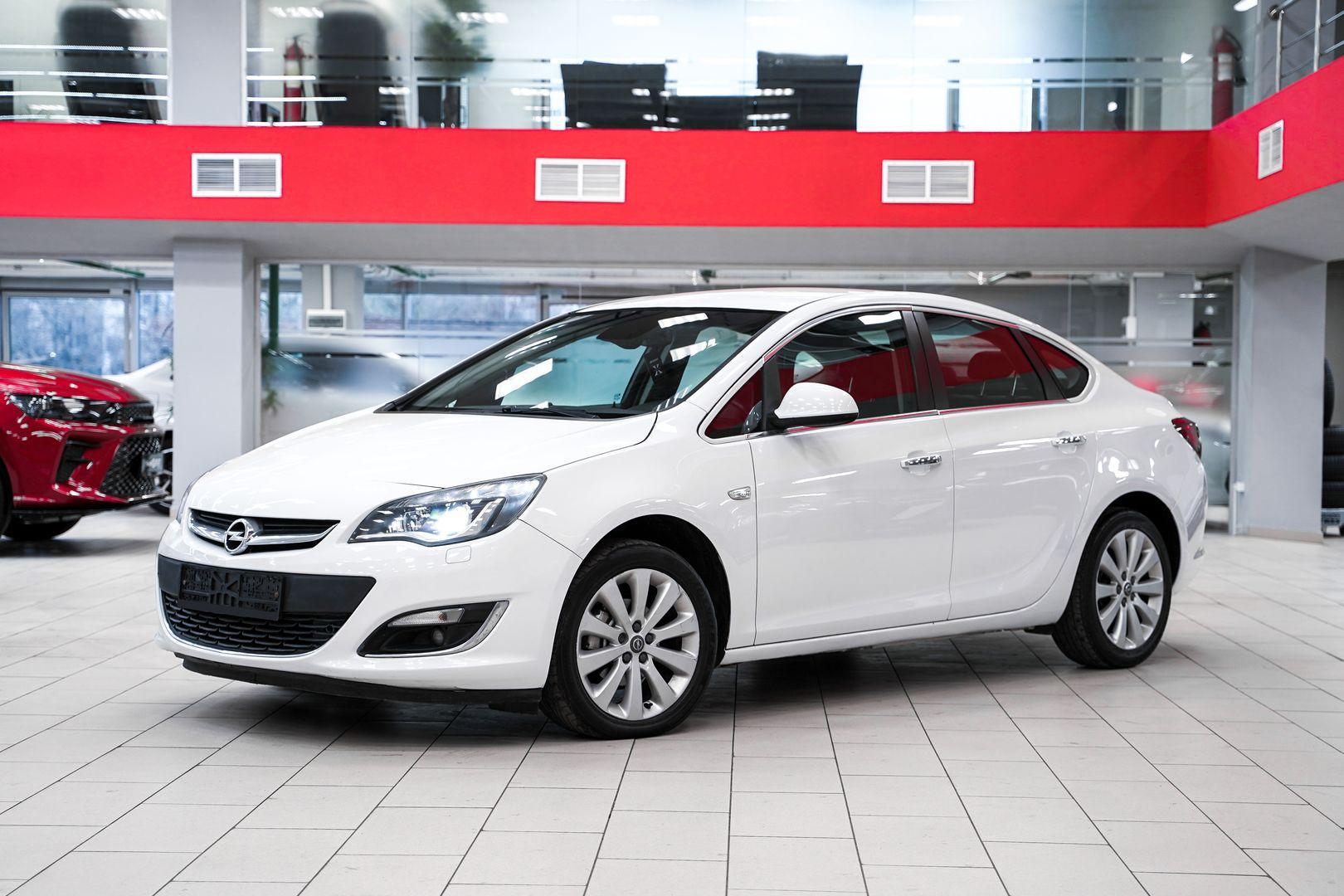 Opel Astra 2013, белый, ДЦ Орехово