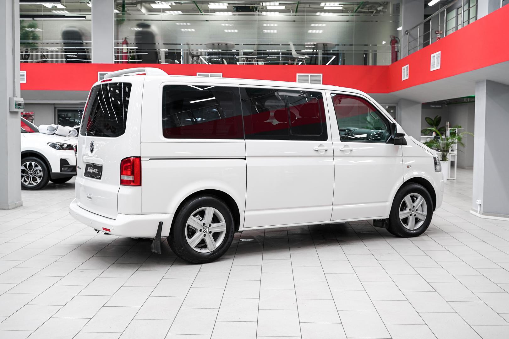 Volkswagen Multivan 2011, белый, ДЦ Орехово
