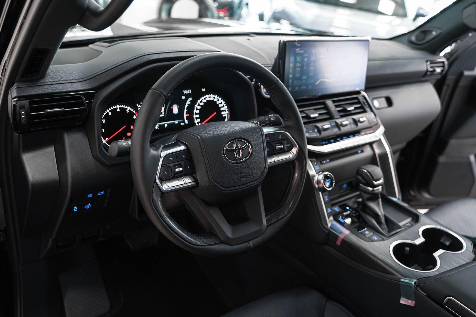 Toyota Land Cruiser 2024, черный, ДЦ Орехово