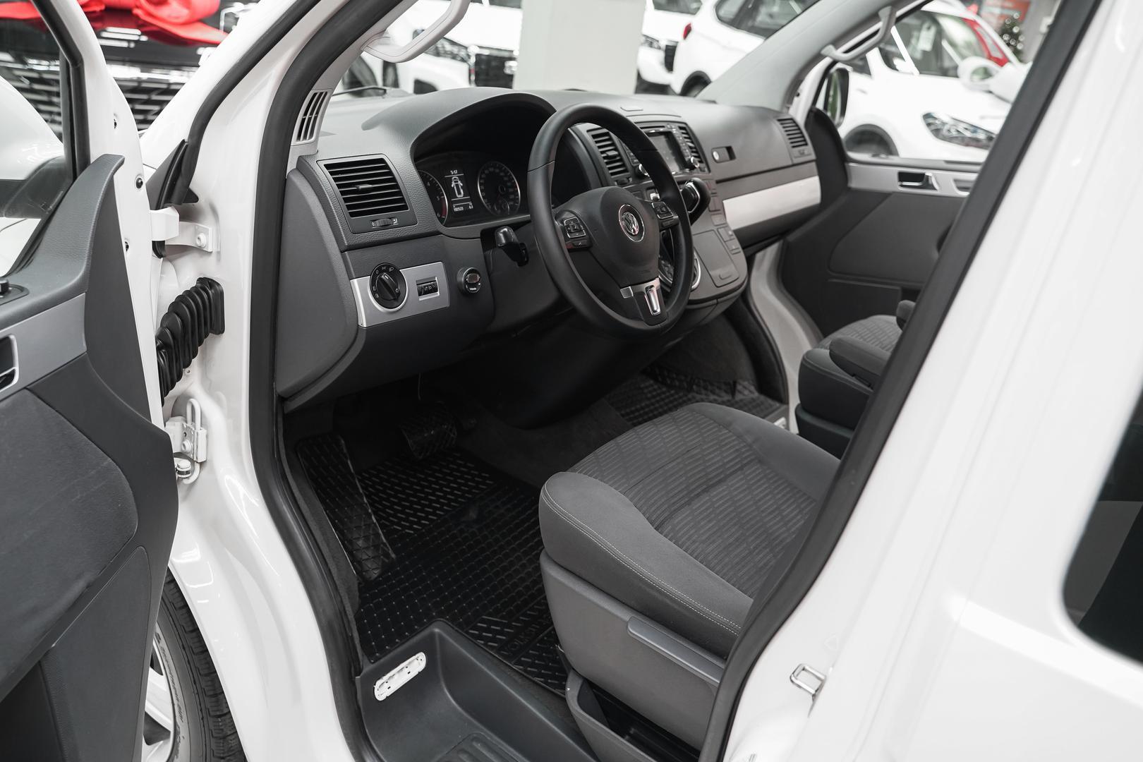 Volkswagen Multivan 2011, белый, ДЦ Орехово
