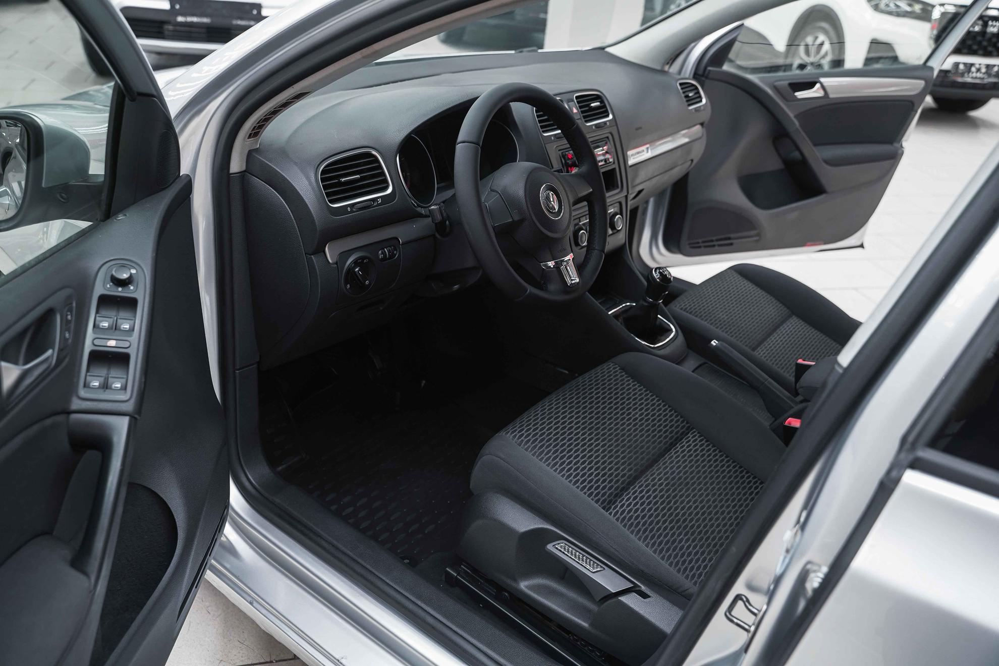 Volkswagen Golf 2012, серебряный, ДЦ Орехово
