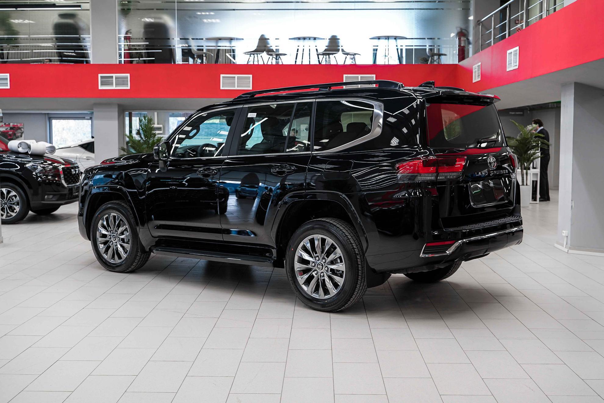Toyota Land Cruiser 2026, черный, ДЦ Орехово