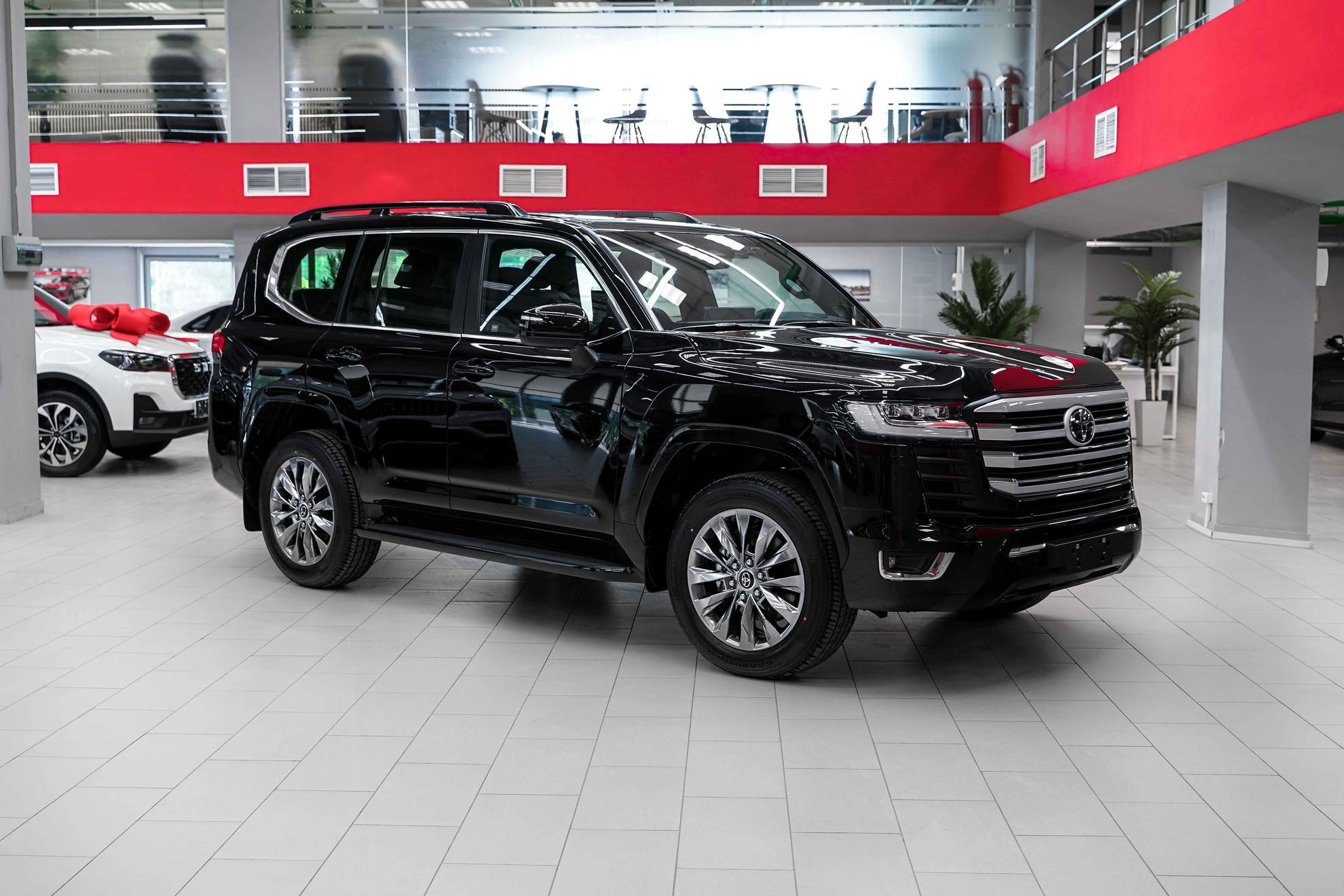 Toyota Land Cruiser 2026, черный, ДЦ Орехово